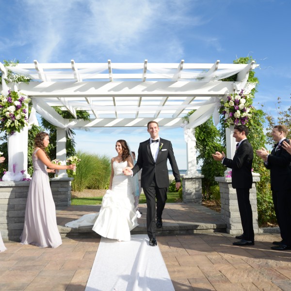 Laura and Zack get married at Greentree Country Club