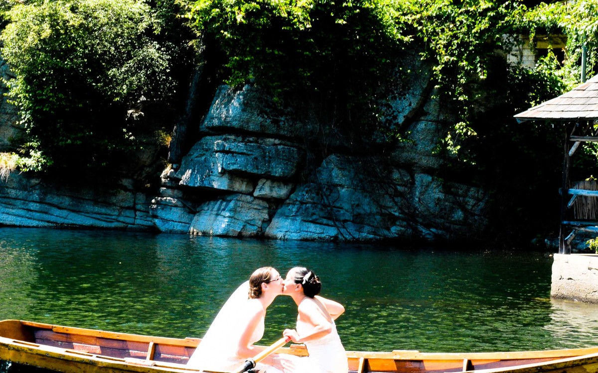 Lisa and Sara marry at Mohonk Mountain House